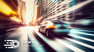 Foto de auto a gran velocidad en la ciudad, con el logo de EWWW Image Optimizer para WordPress
